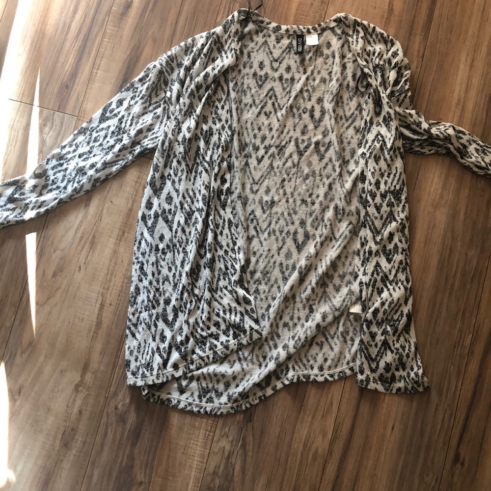 Black and White patterned 3/4th cardigan